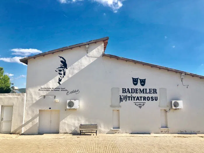 Bademler Köy Tiyatrosu (Bademler bygdeteater), Izmir