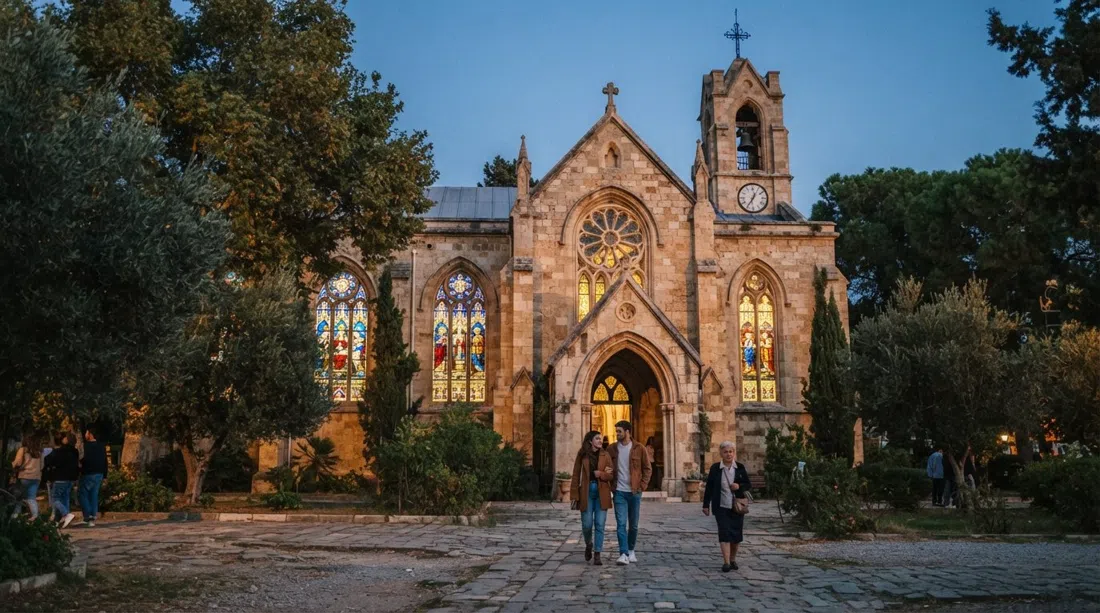 Iglesia Anglicana de Santa María Magdalena en Bornova, mostrando la fachada histórica y las brillantes vidrieras desde el interior durante la suave luz del atardecer