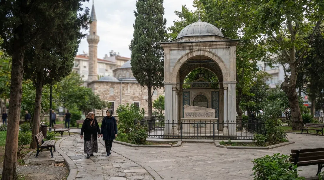 Zübeyde Hanım Anıt Mezarı en su pequeño parque cerca de la mezquita de Ferik Osman Paşa, una escena conmemorativa tranquila con árboles y luz tenue de la tarde