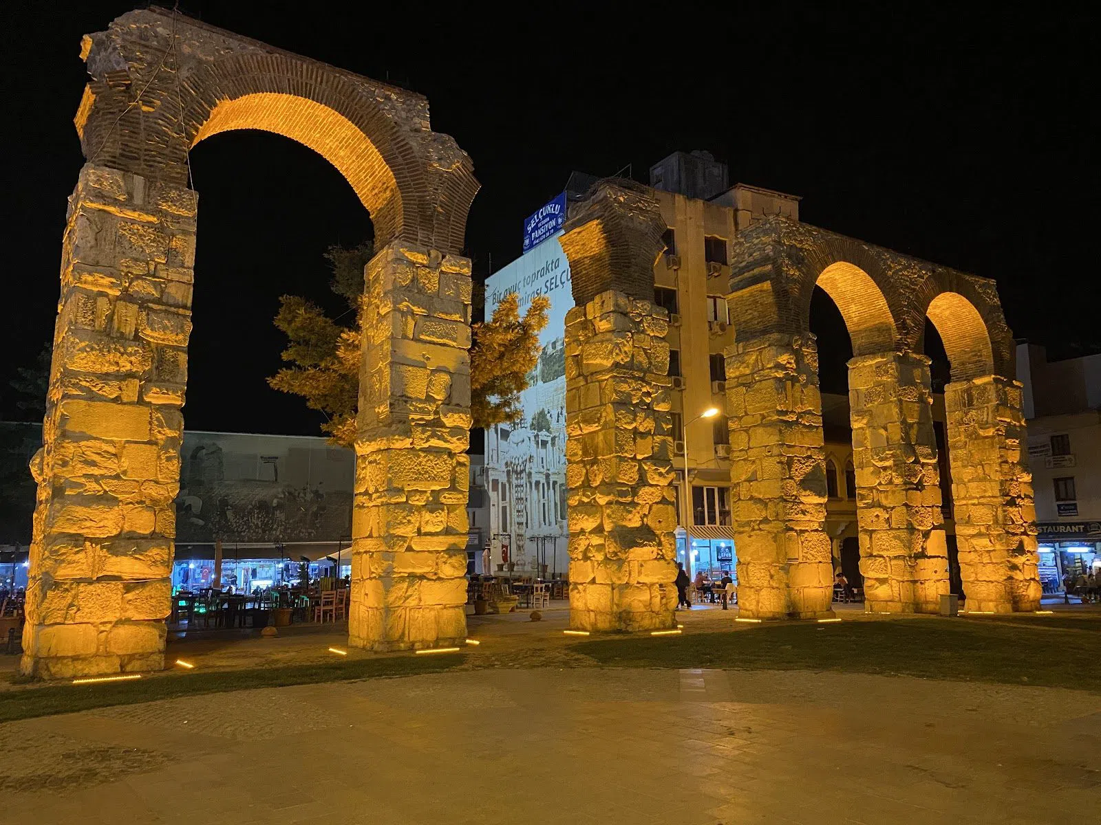 Selçuk Byzantine Aqueduct and the Cengiz Topel café strip, Izmir
